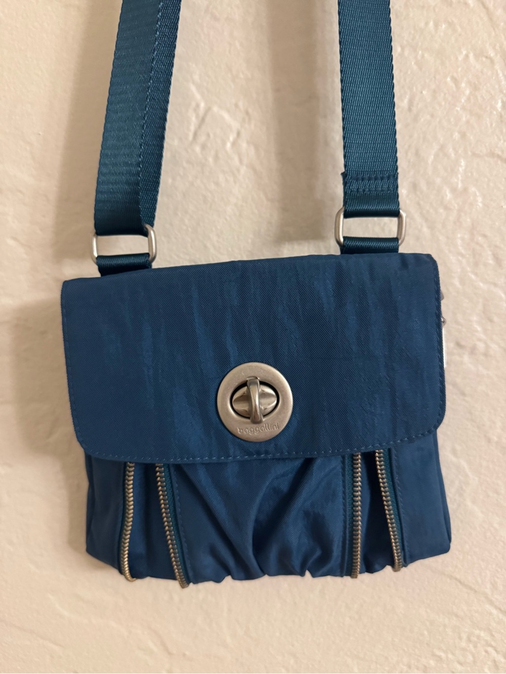 Baggallini Blue Crossbody Travel Bag Pink Interior Multiple Pockets